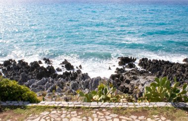Plajın havadan görünüşü, kristal berrak su ve sahilde beliren kayalar. Calabria, İtalya. Calabria kıyıları.
