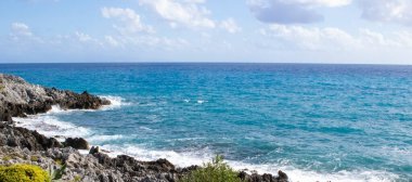 Rocky Beach 'in hava manzarası, Crystal Clear Turkuaz Su ve Sahilde Ortaya Çıkan Kayalar. Calabria kıyısı, İtalya 'nın güneyi..