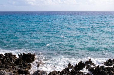 Dalgalar sabah Bbeach 'in sahil şeridine çarpar. Rocky Sahilinde Dalgalar. 