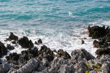 Dalgalar sabah Bbeach 'in sahil şeridine çarpar. Rocky Sahilinde Dalgalar. 