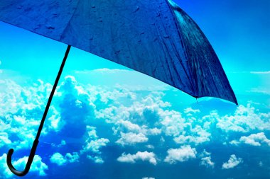Gökyüzünde yüzen bir Kara Şemsiye. Monsoons 'un Arkaplanına Karşı Ürün Yerleştirme Podyumu olan tecrit edilmiş Şemsiye. Metin ve Reklam için Boşluğu Kopyala. Mevsimlik, Hava Değişikliği.