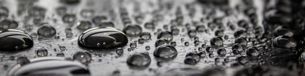 水滴在黑色 带水滴的石板表面 宏观摄影 浅光聚焦 — 图库照片