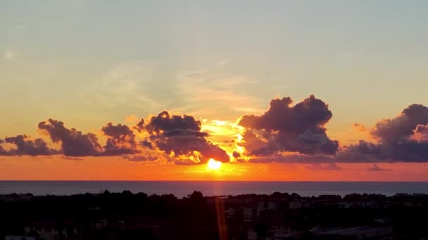 Parlak Gökyüzünde Renkli Parlak Günbatımına Sahip Nanılmaz Deniz Burnu Açık — Stok video