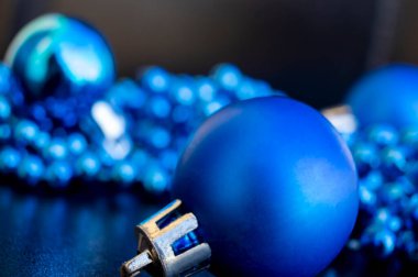 Mavi Noel Baloları. Noel Tatili Arkaplanı.