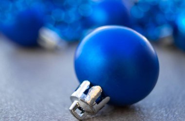 Mavi Noel Baloları. Noel Tatili Arkaplanı.