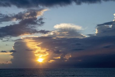 Dramatik Gökyüzü. Yaklaşan Fırtına. Renkli Günbatımı. Nefes kesici Günbatımı, İnanılmaz Bulutlar.