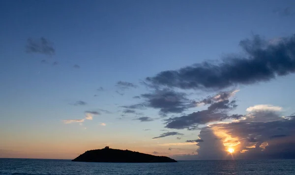 Cirella, Güney İtalya 'nın Calabria Adası' nın Sunset ya da Sunrise 'daki güzel bir plajdan görünüşü. Doğal Tropikal Arkaplan, Tatil Zamanı Yılın Her Zamanı.