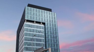 Modern Business Buildings. Açık Yeşil Beton Yapısı, Binanın Köşesine Dikey Çizgilerden Yükseliyor.
