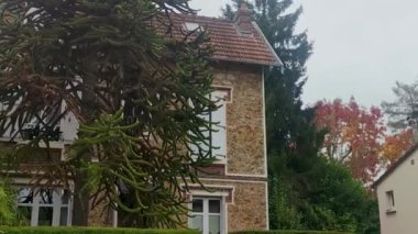 Jouy-en-Josas 'ta bir cadde, Fransa' nın kuzeydoğusundaki le-de-France bölgesinin Yvelines departmanında bir komün. = = Coğrafya = = Paris, Fransa 'nın güneybatı banliyölerinde, Vaftizci Aziz John' un kolej kilisesi bulunur..