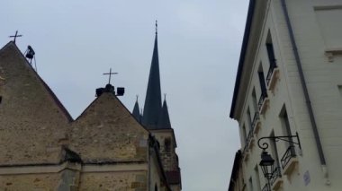 Fransa 'nın kuzeydoğusundaki Le-de-France Bölgesi Yvelines Bölgesi' nde bir komün olan Jouy-en-Josas 'taki Vaftizci Aziz John Koleji Kilisesi' nin manzarası. Paris 'in güneybatı banliyölerinde yer almaktadır..
