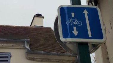 Jouy-en-Josas 'ta bir cadde, Fransa' nın kuzeydoğusundaki le-de-France bölgesinin Yvelines departmanında bir komün. = = Coğrafya = = Paris, Fransa 'nın güneybatı banliyölerinde, Vaftizci Aziz John' un kolej kilisesi bulunur..