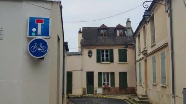 Jouy-en-Josas 'ta bir cadde, Fransa' nın kuzeydoğusundaki le-de-France bölgesinin Yvelines departmanında bir komün. = = Coğrafya = = Paris, Fransa 'nın güneybatı banliyölerinde, Vaftizci Aziz John' un kolej kilisesi bulunur..