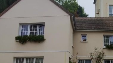 Jouy-en-Josas 'ta bir cadde, Fransa' nın kuzeydoğusundaki le-de-France bölgesinin Yvelines departmanında bir komün. = = Coğrafya = = Paris, Fransa 'nın güneybatı banliyölerinde, Vaftizci Aziz John' un kolej kilisesi bulunur..