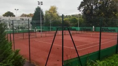 Turuncu Clay 'le tenis kortu. Tenis kortunda, Dusk in the Fresh Air 'de bir özel mülkte.