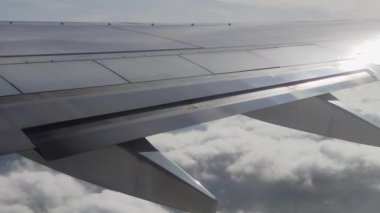 Uçan Uçağın Deliğinden Görülen İnanılmaz Hava Manzarası. Gerçek zamanlı olarak Full HD video kaydı. Uçak Penceresinden Uçak Kanadı 'na ve Türbine, Dağlara ve Gökyüzüne Hava Görüntüsü.