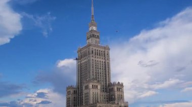 Polonya, Varşova, 30 Ağustos 2022: Şehir Merkezindeki Kültür ve Bilim Sarayı. Büyük Saatin Güzel Manzarası, Polonya 'nın Varşova şehrinde ünlü bir gökdelen..