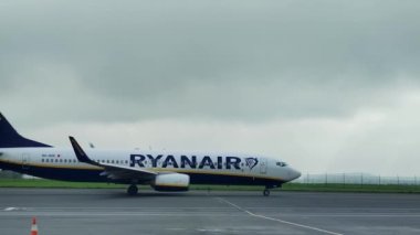 Paris, Fransa, 29 Kasım 2022: Airport uçağı. Ryanair Havayolları. Fransız havaalanındaki bir Ryanair uçağının görüntüsü.
