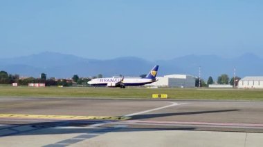 Paris, Fransa, 29 Kasım 2022: Airport uçağı. Ryanair Havayolları. Fransız havaalanındaki bir Ryanair uçağının görüntüsü.
