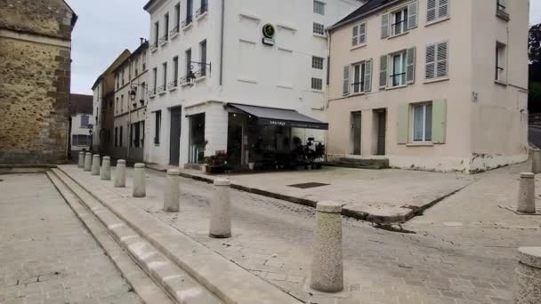 フランス北東部のエル フランス地域のイヴェルヌ県にある町ジュイ ホサの通り フランスのパリ南西部の郊外に位置し 洗礼者聖ヨハネ大学教会がある — ストック動画