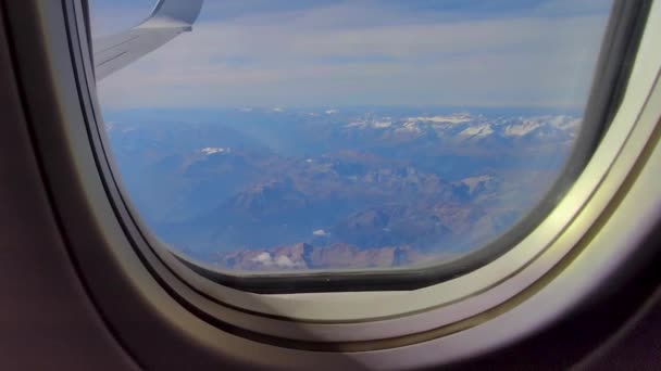 Vacker Utsikt Över Bergen Ovanifrån Genom Molnen Från Flygplansfönstret Utsikt — Stockvideo
