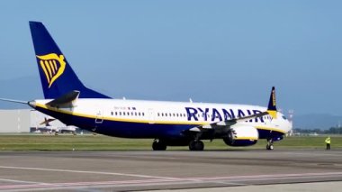 Paris, Fransa, 29 Kasım 2022: Airport uçağı. Ryanair Havayolları. Fransız havaalanındaki bir Ryanair uçağının görüntüsü.