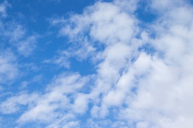 Bulut Gibi Pamuklu Mavi Gökyüzü. Mavi Gökteki Beyaz, Yumuşak Bulutlar. Bulutlardan Arkaplan. 