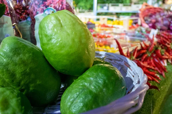 Chedro veya Citron, Santa Maria del Cedro, İtalya. Meyve, likör, şeker, reçel ve şekerleme üretiminde kullanılır. Chedro Fruit yetiştirmek için eşsiz bir yer. Hahamlar tatilde Sukkot 'u kullanır..