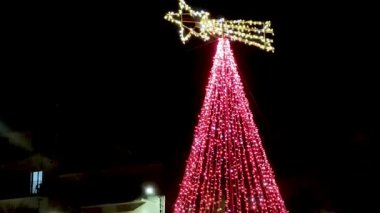 Calabria 'nın güneyindeki bir kasaba meydanında parlayan güzel bir Noel Ağacı. Muhteşem Noel Parlayan Işığı, Şehir Merkezindeki Ağaç. Mutlu Noeller Kutlama Konsepti.