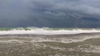 Deniz Üzerinde Yağmur Bulutları 'nın görüntüsü. Deniz yüzeyinde kara bulutlar ve kötü hava. Yüksek Görünüm Açısı.