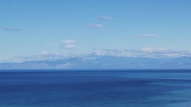 Mavi, Turkuaz, Açık, Deniz Suyu ve Okyanusun Üzerindeki Gökyüzü. Bir Yaz Günü 'nde suyun manzarası. Deniz Bölgesi Bölgesi.