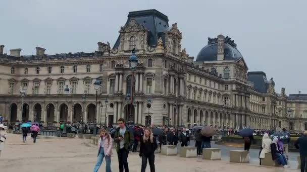 Párizs Franciaország 2022 December Tér Louvre Bejáratánál Turisták Sétálnak Téren — Stock videók
