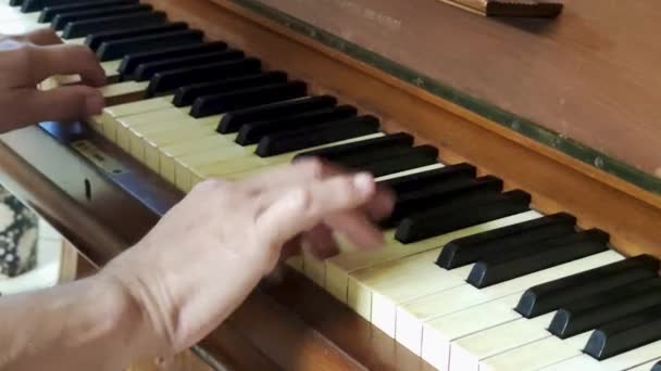 Pianospel Närbild Musiktema Konsertprogrammet Manliga Händer Tryck Tangenterna Pianot — Stockvideo