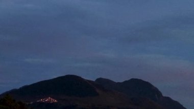 İtalya 'nın gece manzarası çok güzel. Yazın karanlıkta yanıp sönen ışık, zaman atlaması, İtalya 'nın Calabria bölgesinde bir şehir. Şirin küçük kasaba..