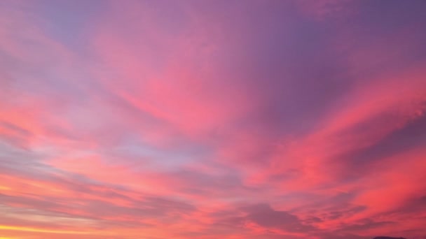 幻想清澈的粉色天空背景蓬松的云彩 天空以上 明亮的色彩渐变 紫色和粉色星光下的天空背景 时间流逝 — 图库视频影像