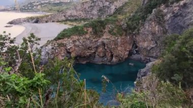 Mavi Okyanus 'un Üst Manzarası. Deniz Dalgaları Bir Havadan Bakış Amaçlı Güzel Bir Sahilde. Okyanus Dalgaları 'nın yukarıdan gelen boş bir taş kayaya çarpmasının güzel bir görüntüsü..