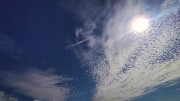 Beyaz Kabarık Bulutlu Parlak Mavi Gökyüzünün Zaman Hızı Fantezi Gökyüzü — Stok video