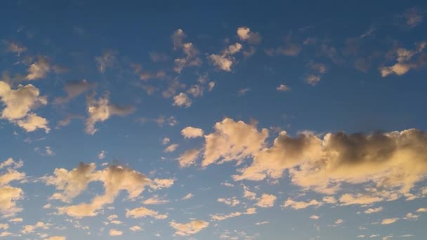 Klarblå Himmel Med Vita Fluffiga Moln Fantasy Sky Soligt Molnigt — Stockvideo