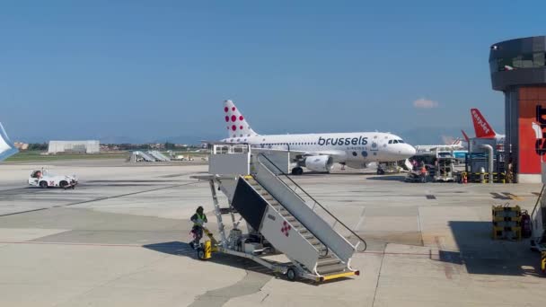 フランス 2022年12月20日 労働者が乗客に移動可能なはしごを取る 空港でのモバイル搭乗ランプの画像 滑走路上の可動搭乗ランプ 航空機の乗客のための階段 国際空港 — ストック動画