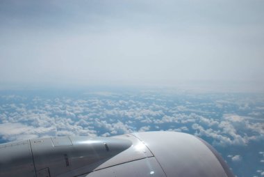 Bulutlar ve Gökyüzü Bir Uçağın Penceresinden Göründüğü Gibi. Uçağın Penceresinden Görüntüle.