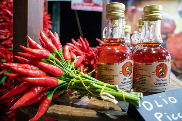 stock image Diamante, Italy, September 08, 2022: Diamante, Cosenza District, Calabria, Italy, Chili Peppers on the Market. Exhibition of Chili Peppers, Spices and Olive Oil on the Street of a Village in Calabria in the Evening.