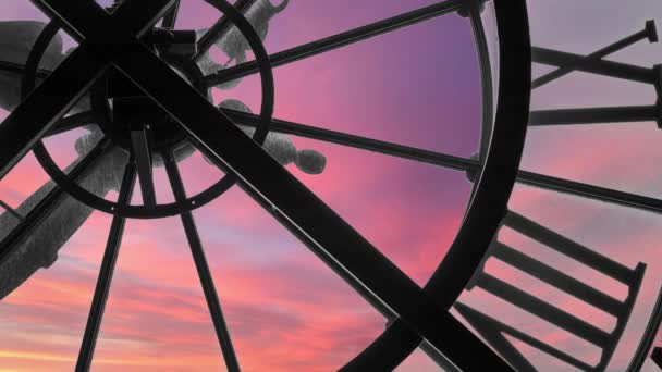 看穿时钟蓝天云彩 运动背景 时间流逝 粉色的天空透过透明的机械时钟是可见的 运动背景 — 图库视频影像