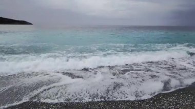 Yaz Macerası Panoraması Mavi Deniz 'e yakın bir Cennet Adası sahilinde Dalgalara yakın bir Kara Fırtınalı Gökyüzü Arkaplanı.