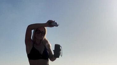 Gülümseyen Güzel Sarışın, Yavaş Çekimde Denizde Dönerken Dans Ediyor ve Şarkı Söylüyor. İtalya 'nın Calabria plajında güneşli bir gün.