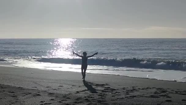 Eine Frau Vor Dem Hintergrund Des Meeres Tanzt Auf Einer — Stockvideo