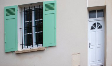 Fransız Ön Kapısı. Beyaz Ön Kapı ve Pencere. Kapı ve Pencereli Pastel Cepheler.