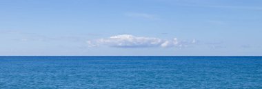 Deniz Üzerinde Beyaz Bulut. Mavi Gök ve Okyanus. Derin Mavi Okyanus 'un Panoraması.