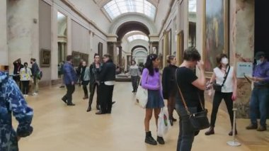 Paris, Fransa, 3 Ocak 2023: Dünya çapında en çok ziyaret edilen müzelerden biri olan Louvre Müzesi 'ndeki Turistler Sanat Galerisini Ziyaret Ediyor.