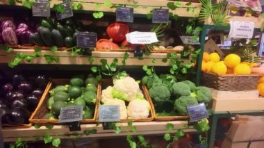 Taze sebzeler ve meyveler, çeşitli renkli meyve ve sebzeleri olan bir pazar, insanlar için çeşitli vitaminler..