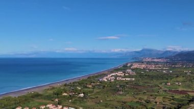 Blue Sea Coast Havacılık Manzarası 'ndaki Cirella Village, Calabria Sahili, İtalya. Turist Cazibelerinden biri.