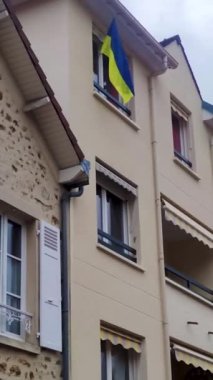Paris 'teki bir binada Ulusal Ukrayna Bayrağı. Avrupa 'da Ukrayna' ya Destek Kavramı.